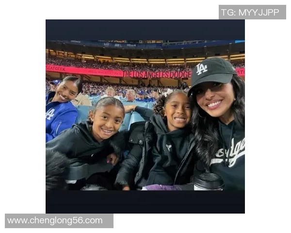 瓦妮莎携两娃与坎迪斯帕克现身球场助阵道奇晋级世界大赛